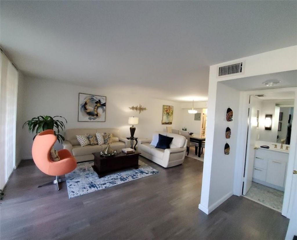 8930 S Hollybrook Boulevard, Unit 204, Pembroke Pines, FL 33025 Photo