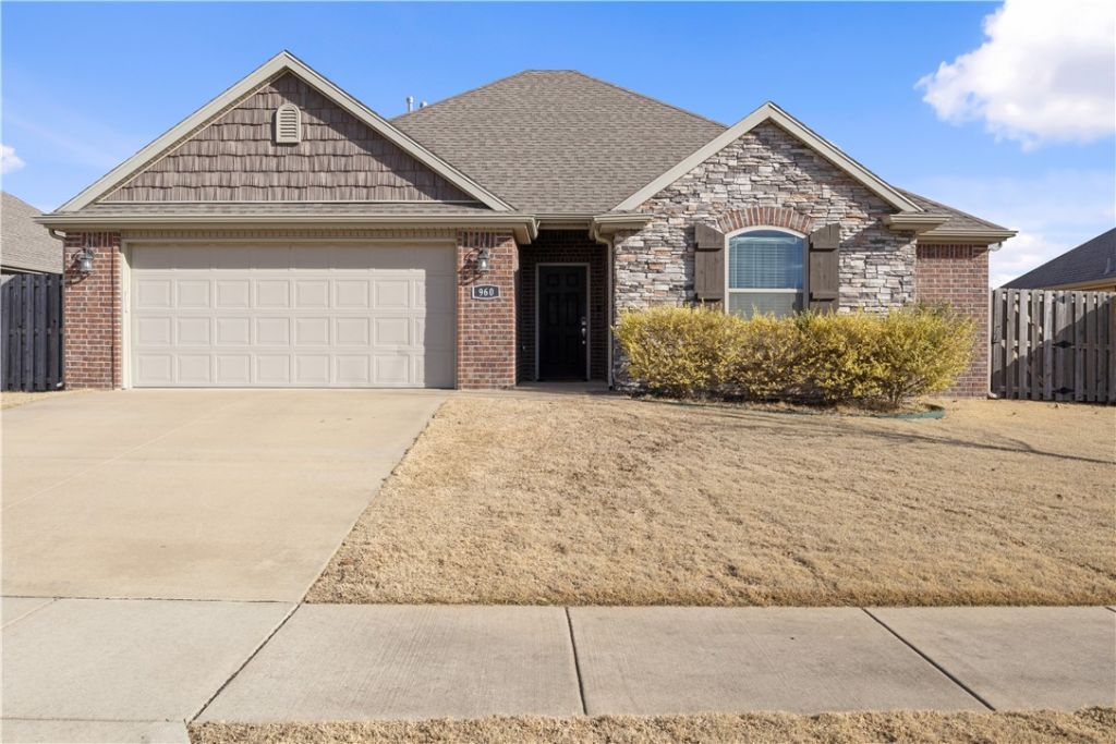 960 Silverthorn Drive, Centerton, AR 72719 Main Photo