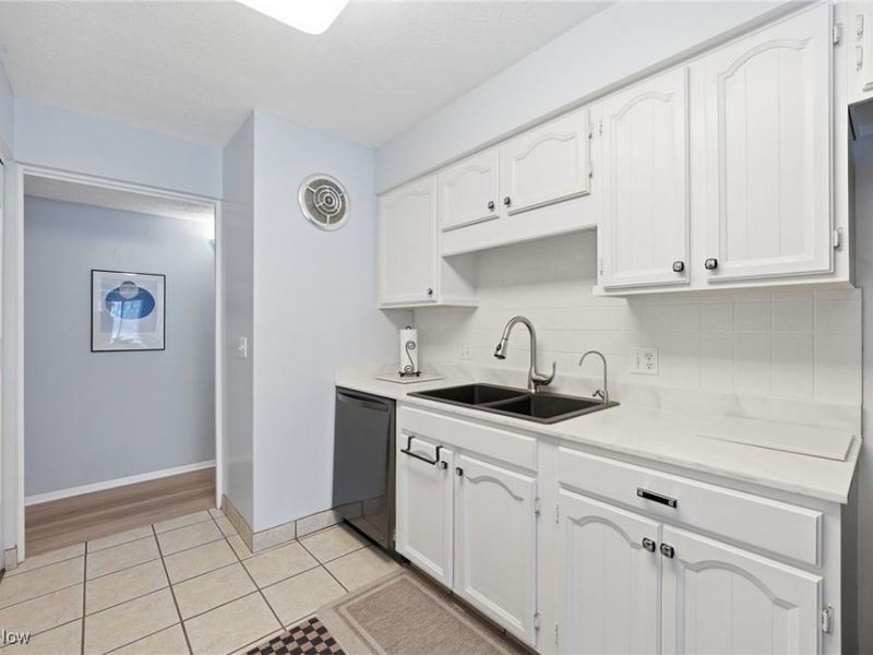 186 Court Drive, Unit 103, Fairlawn, OH 44333 Photo 25