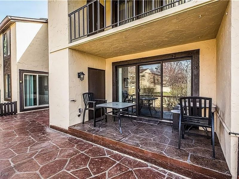 186 Court Drive, Unit 103, Fairlawn, OH 44333 Photo 3