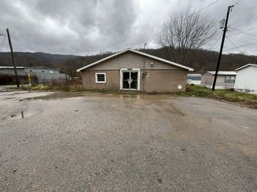 1752 Highway 219 , Wallins, KY 40873