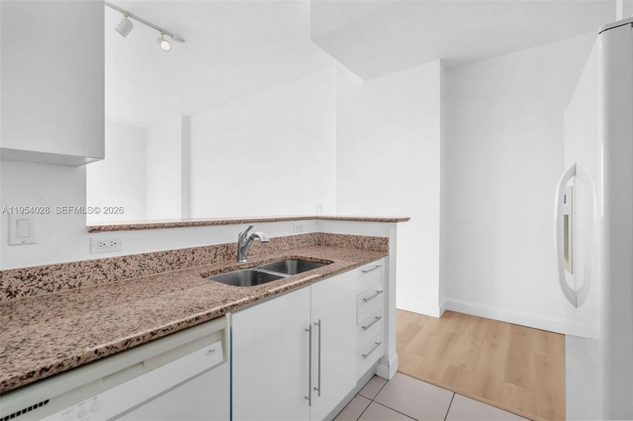 325 S Biscayne Blvd, Unit LPH 17, Miami, FL 33131 Photo