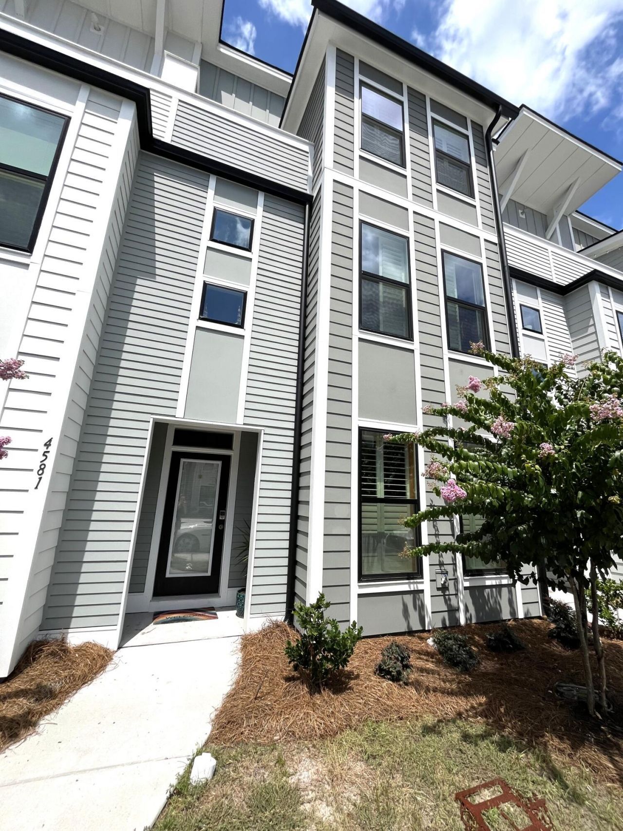 4581 Mixson Avenue Photo 2