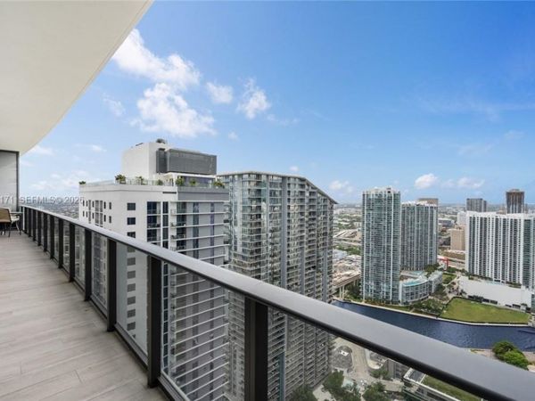 45 SW 9th St, Unit LPH-4609, Miami, FL 33130