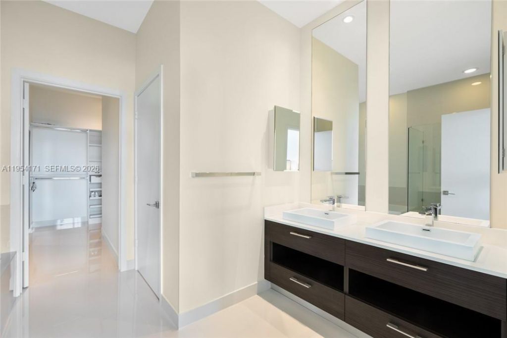 45 SW 9th St, Unit LPH-4609, Miami, FL 33130 Photo