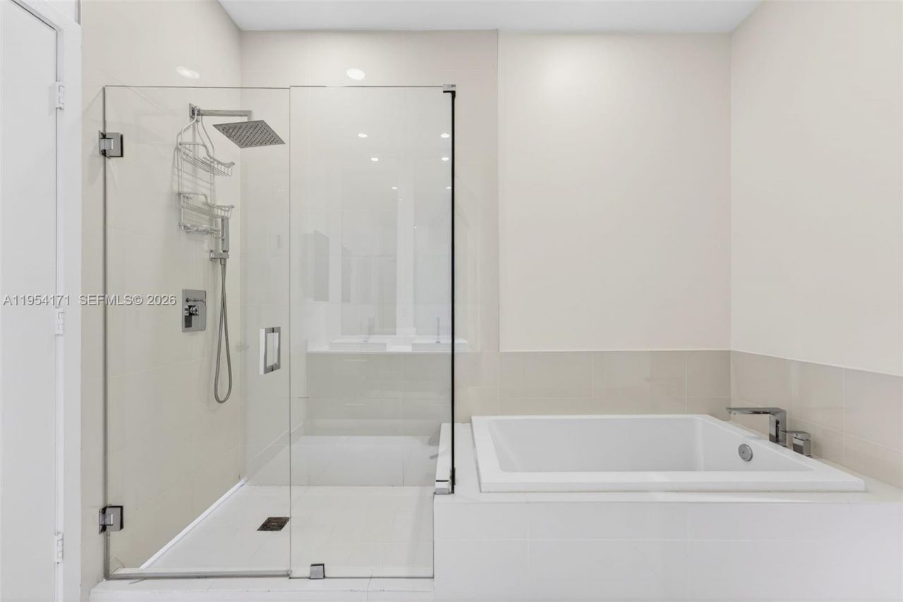 45 SW 9th St, Unit LPH-4609, Miami, FL 33130 Photo