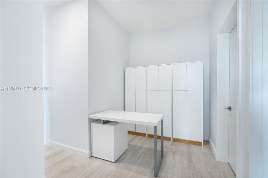 45 SW 9th St, Unit LPH-4609, Miami, FL 33130 Photo