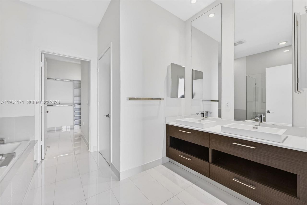 45 SW 9th St, Unit LPH-4609, Miami, FL 33130 Photo