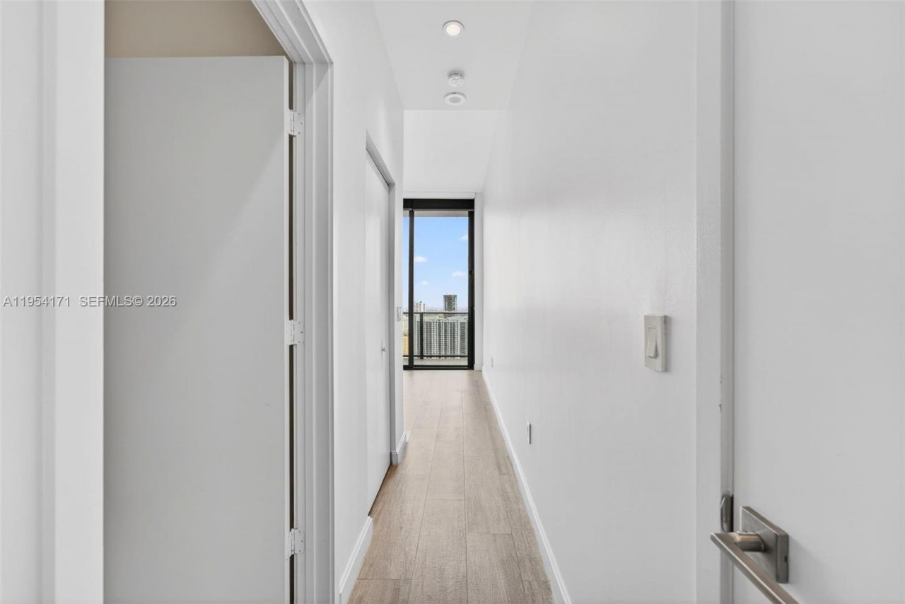 45 SW 9th St, Unit LPH-4609, Miami, FL 33130 Photo