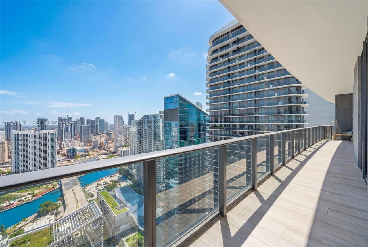 45 SW 9th St, Unit LPH-4609, Miami, FL 33130 Photo