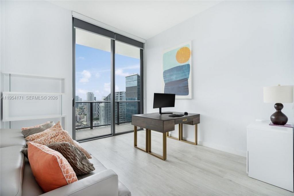 45 SW 9th St, Unit LPH-4609, Miami, FL 33130 Photo