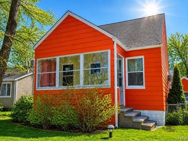 98 E New York Avenue, Pontiac, MI 48340