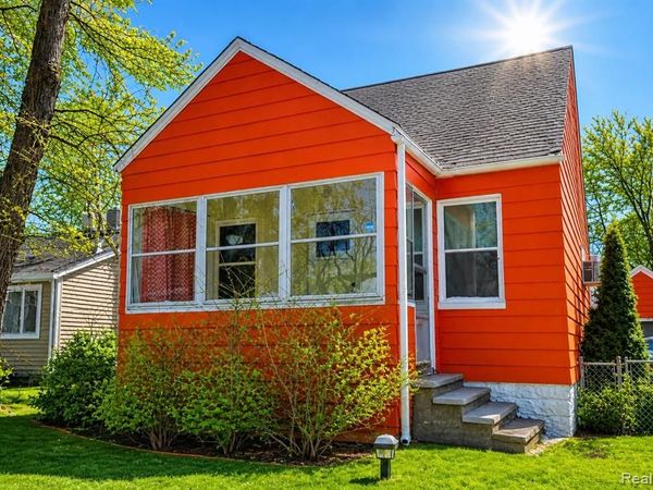 98 E New York Avenue, Pontiac, MI 48340