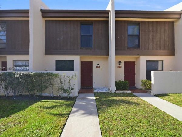 1270 NW 99th Ave, Unit 60, Pembroke Pines, FL 33024