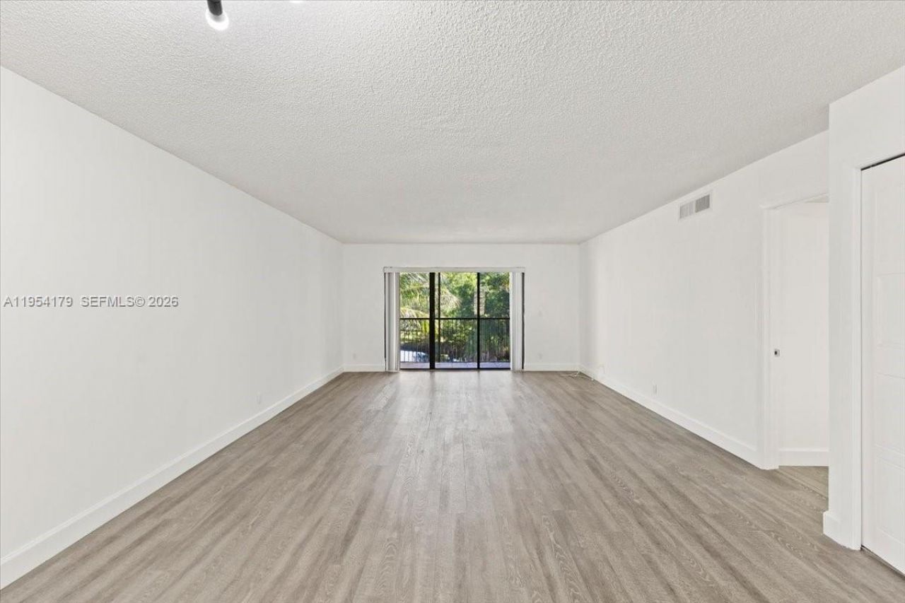 302 Lakeview Dr, Unit 203, Weston, FL 33326 Photo