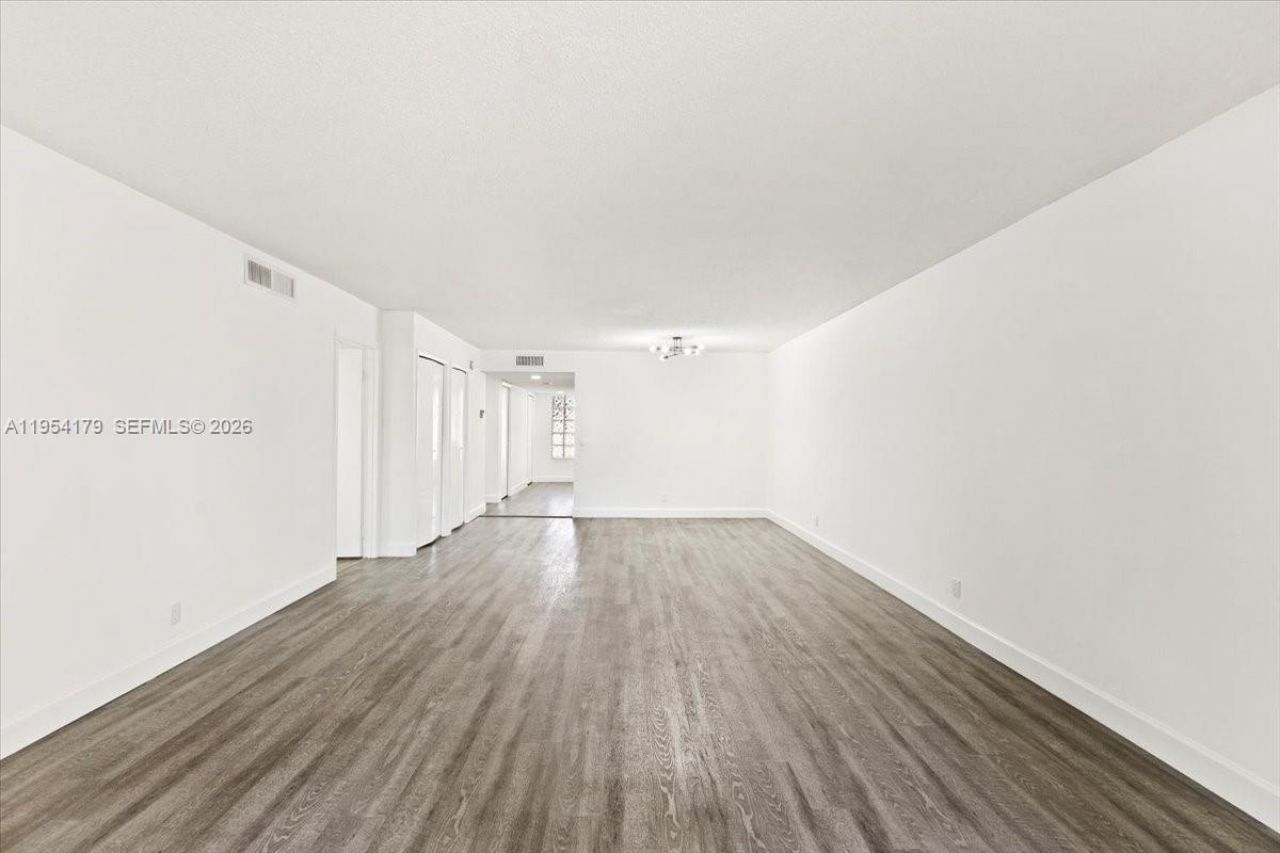 302 Lakeview Dr, Unit 203, Weston, FL 33326 Photo