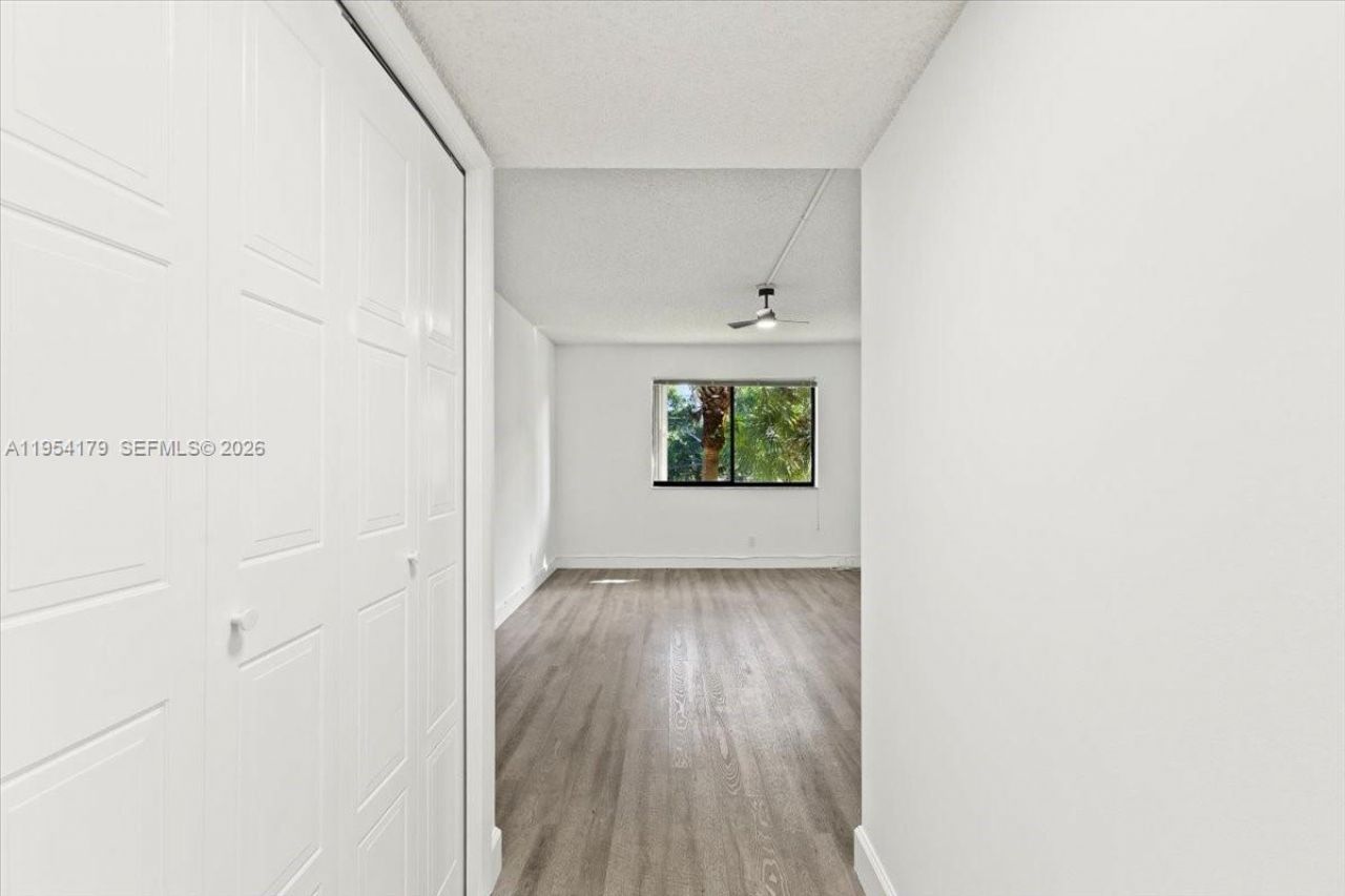 302 Lakeview Dr, Unit 203, Weston, FL 33326 Photo