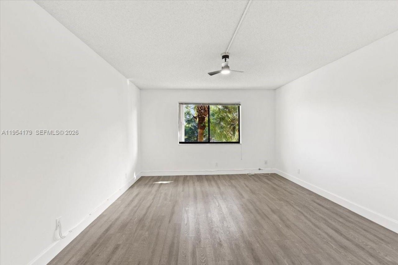 302 Lakeview Dr, Unit 203, Weston, FL 33326 Photo