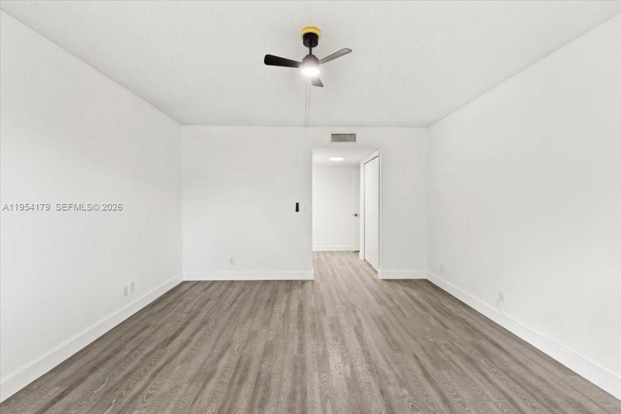 302 Lakeview Dr, Unit 203, Weston, FL 33326 Photo