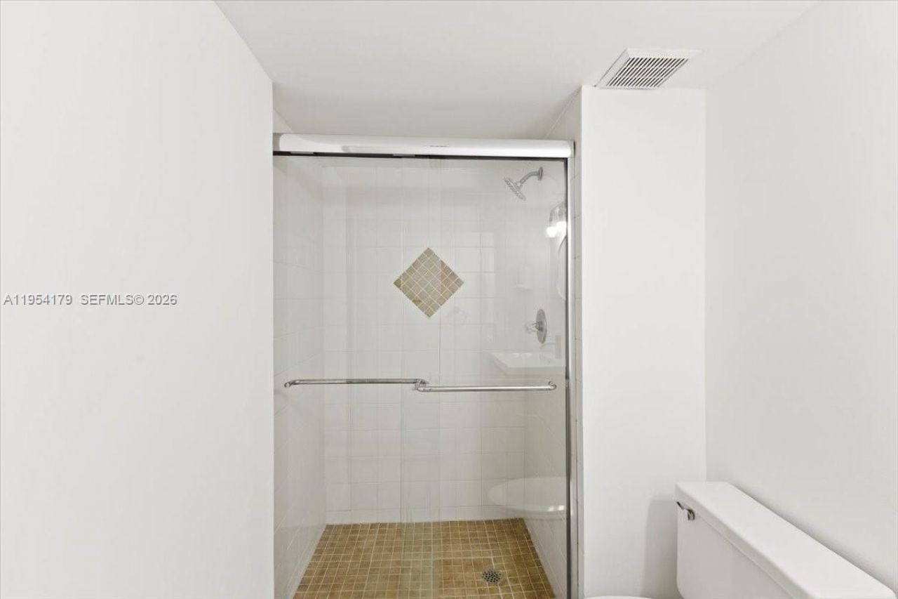 302 Lakeview Dr, Unit 203, Weston, FL 33326 Photo