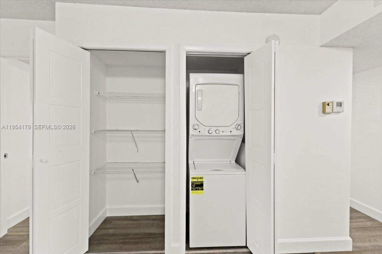 302 Lakeview Dr, Unit 203, Weston, FL 33326 Photo