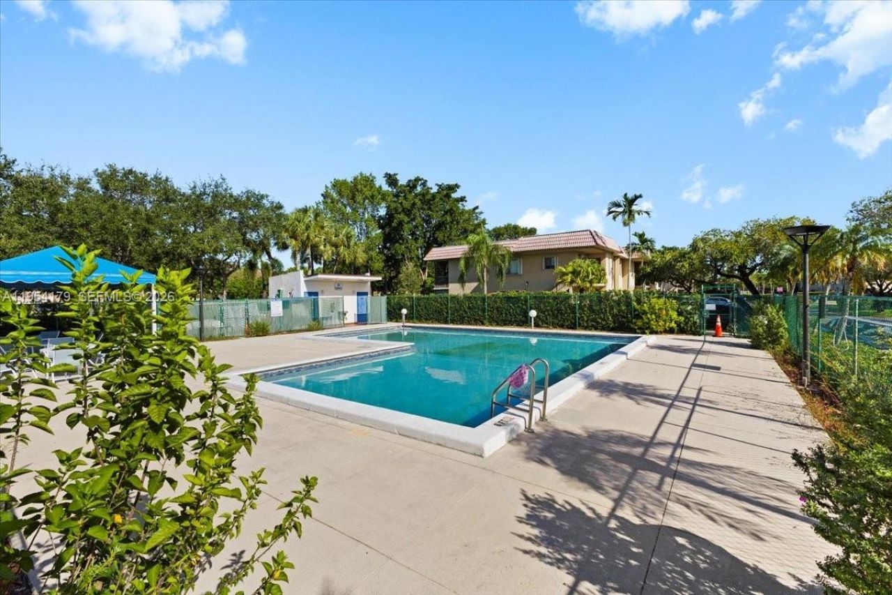 302 Lakeview Dr, Unit 203, Weston, FL 33326 Photo