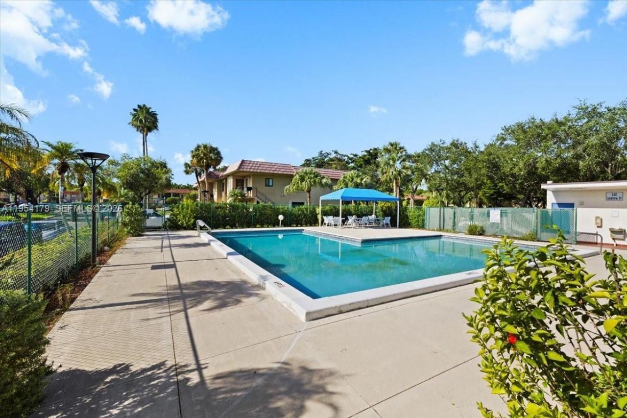 302 Lakeview Dr, Unit 203, Weston, FL 33326 Photo