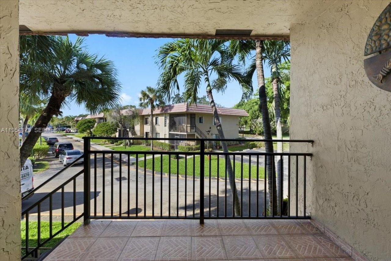 302 Lakeview Dr, Unit 203, Weston, FL 33326 Photo
