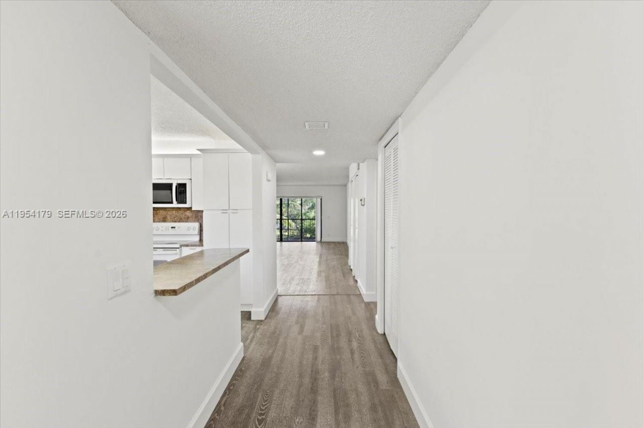 302 Lakeview Dr, Unit 203, Weston, FL 33326 Photo