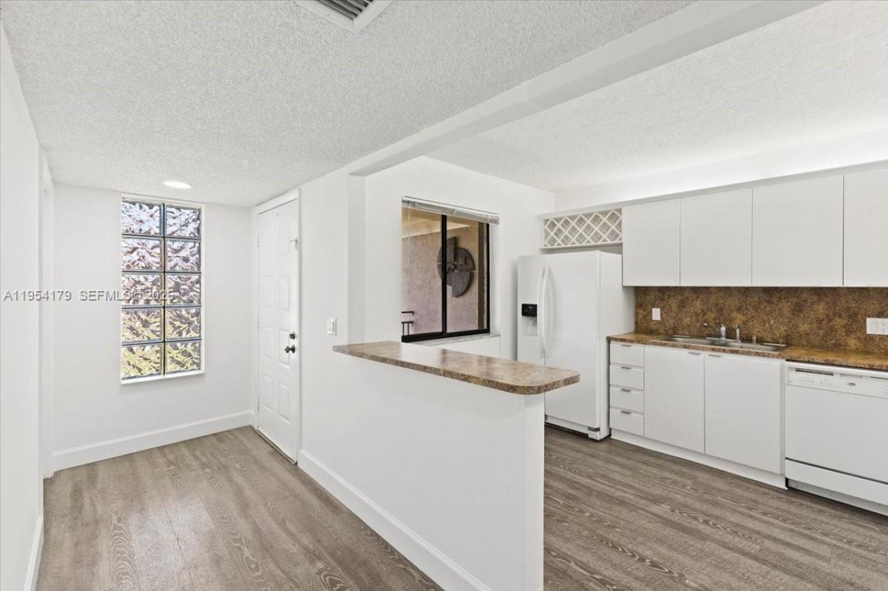 302 Lakeview Dr, Unit 203, Weston, FL 33326 Photo