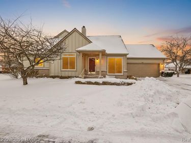 802 Red Maple Lane, Wixom, MI 48393