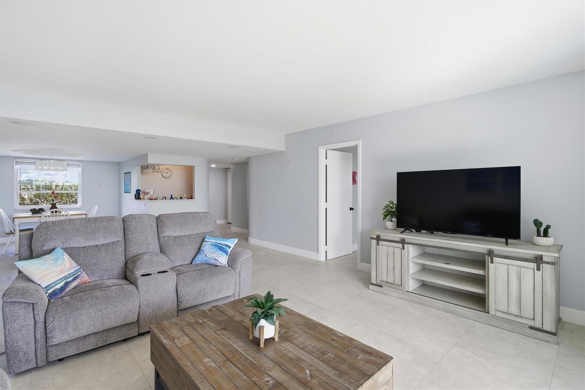 3910 Inverrary Boulevard, Unit 708-B, Lauderhill, FL 33319 Photo