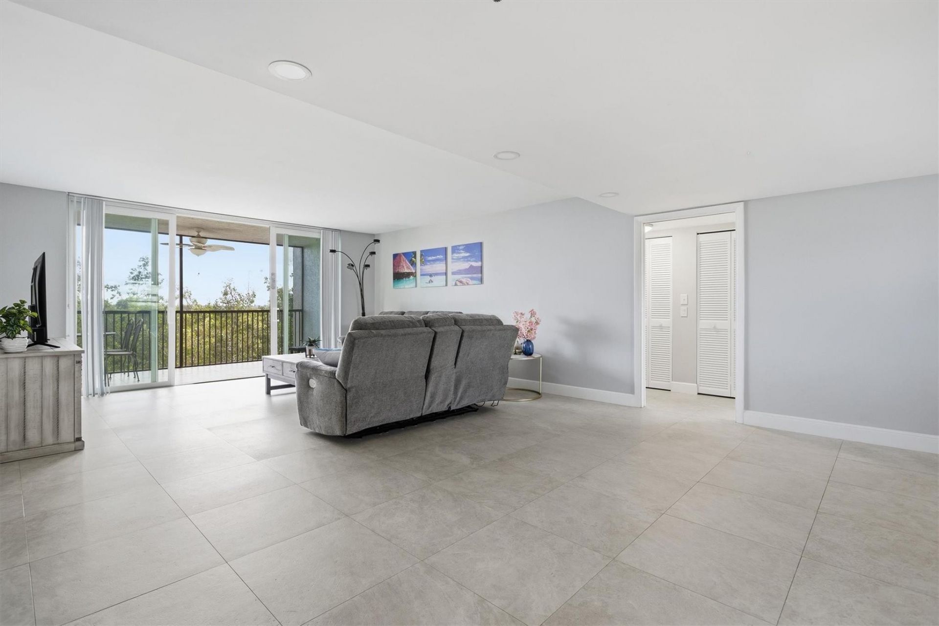 3910 Inverrary Boulevard, Unit 708-B, Lauderhill, FL 33319 Photo