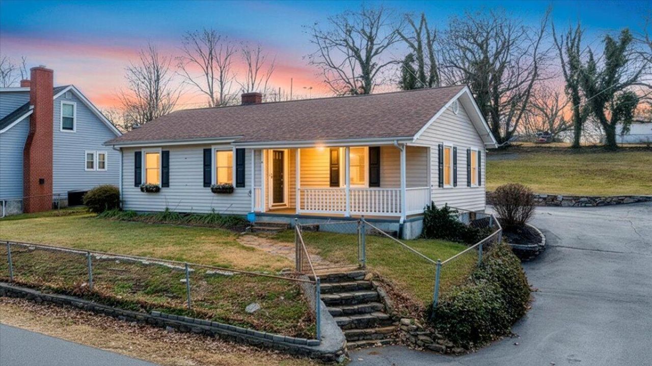 1902 Springfield Ave, Salem, VA 24153 Main Photo