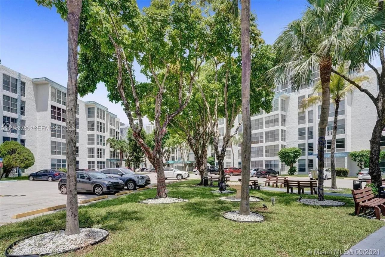 200 177th Dr , Unit 416, Sunny Isles Beach, FL 33160 Photo