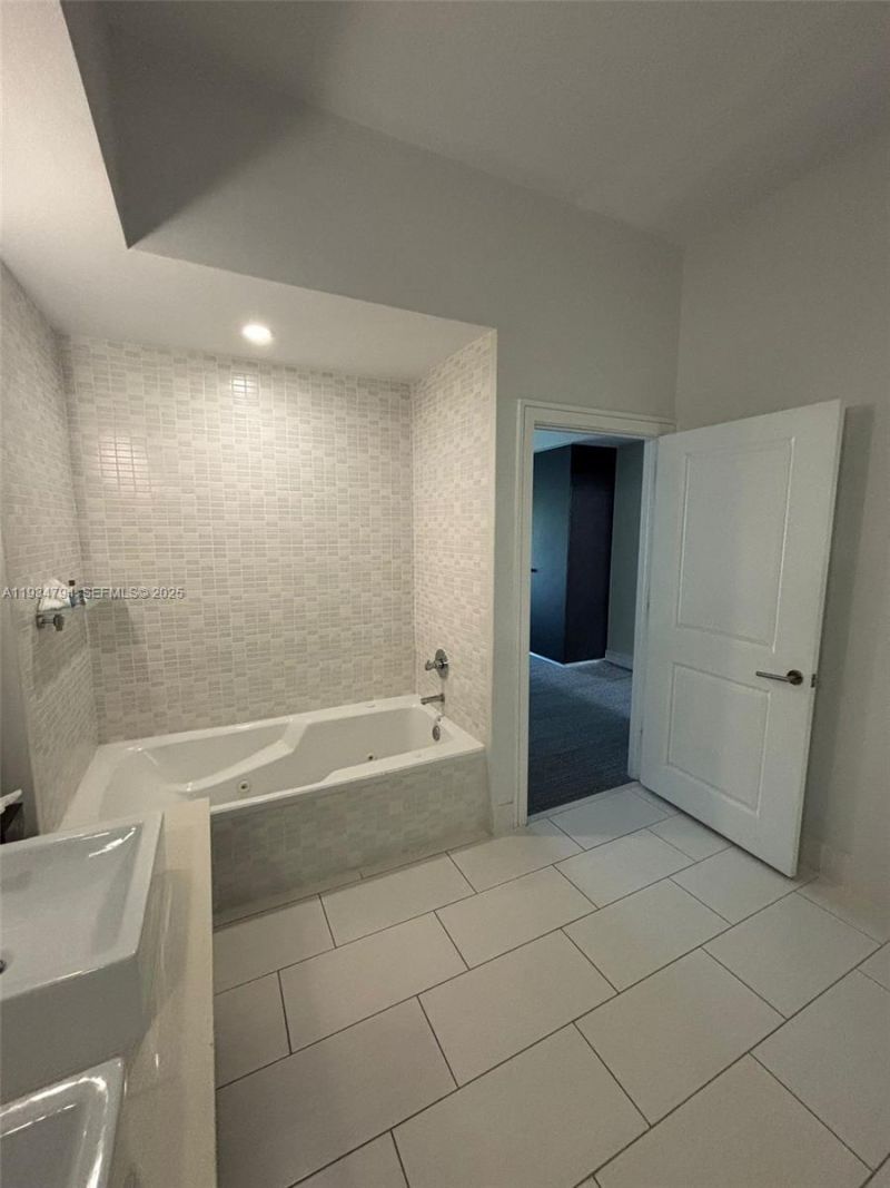 5300 NW 87th Ave, Unit 913, Doral, FL 33178 Photo