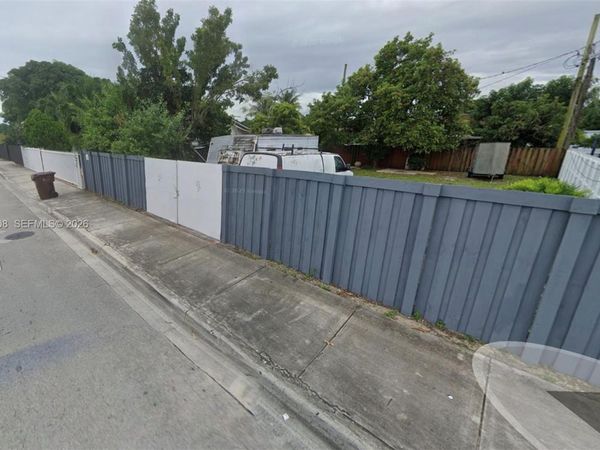 39 E St, Hialeah, FL 33013
