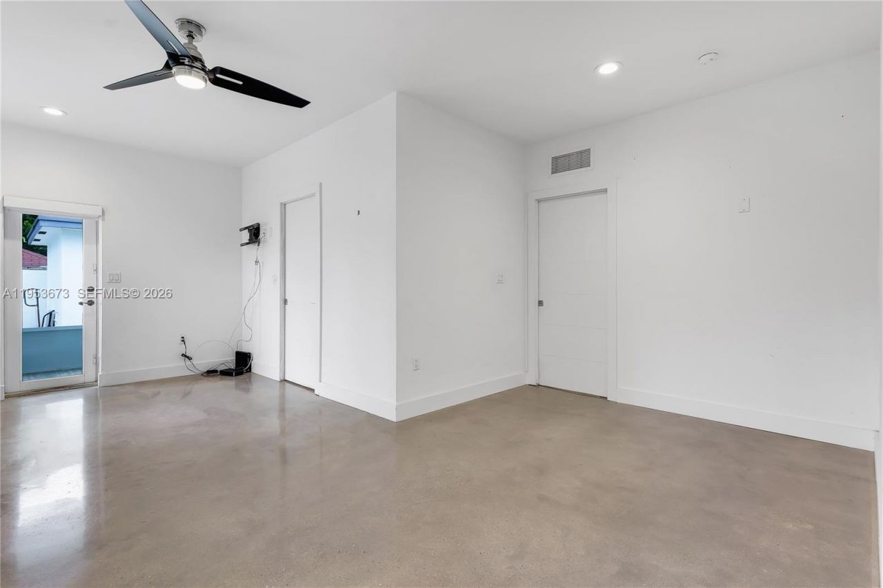 2247 NW 2nd St, Miami, FL 33125 Photo