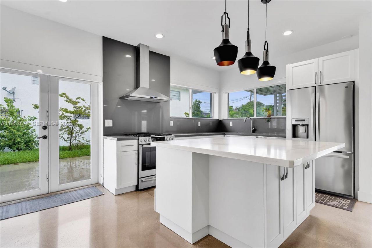 2247 NW 2nd St, Miami, FL 33125 Photo