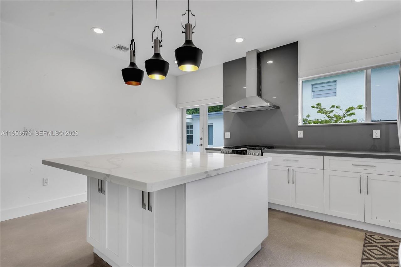 2247 NW 2nd St, Miami, FL 33125 Photo