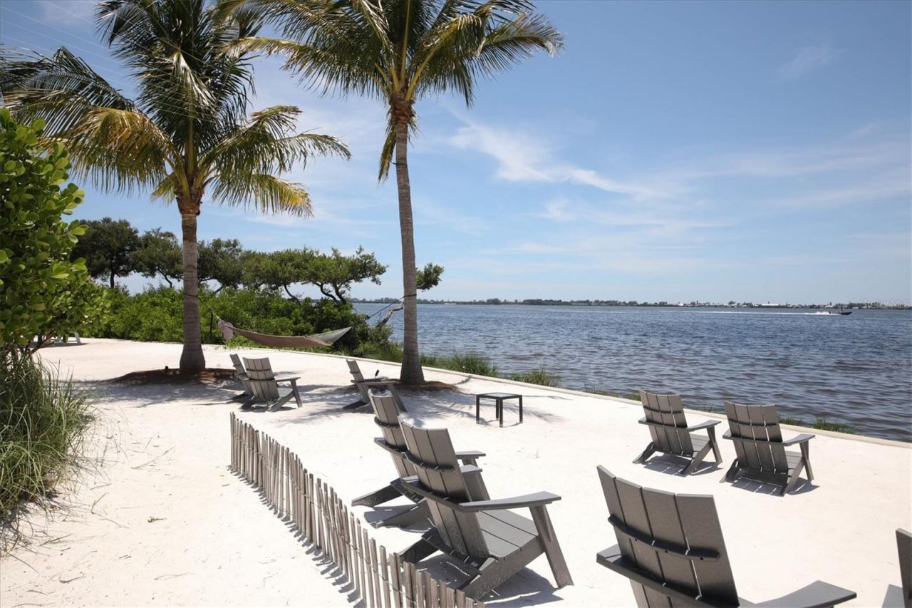 395 Aruba Circle, Unit 303, Bradenton, FL 34209 Photo