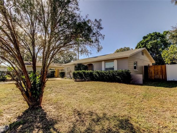 5525 PINE CIRCLE NE, ST PETERSBURG, FL 33703