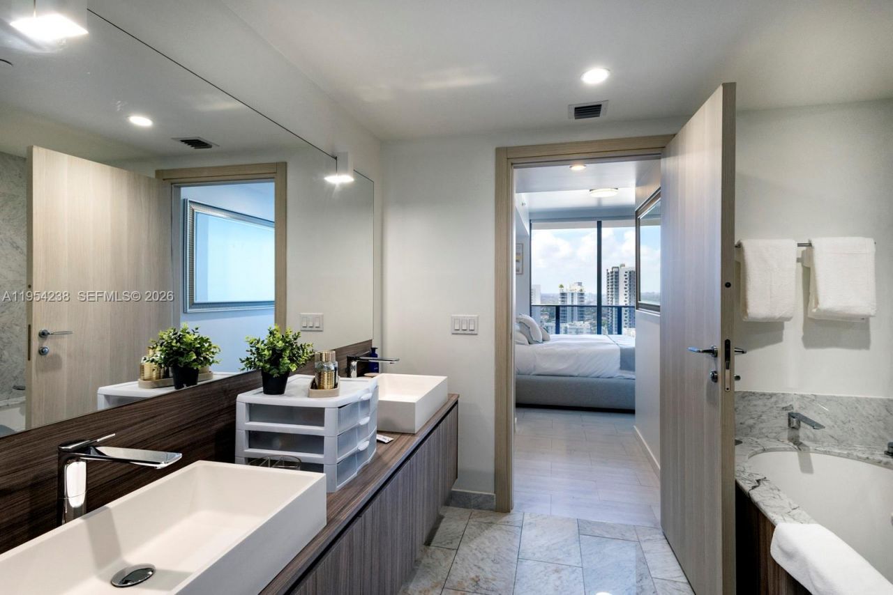 1000 Brickell Plz, Unit 2411, Miami, FL 33131 Photo