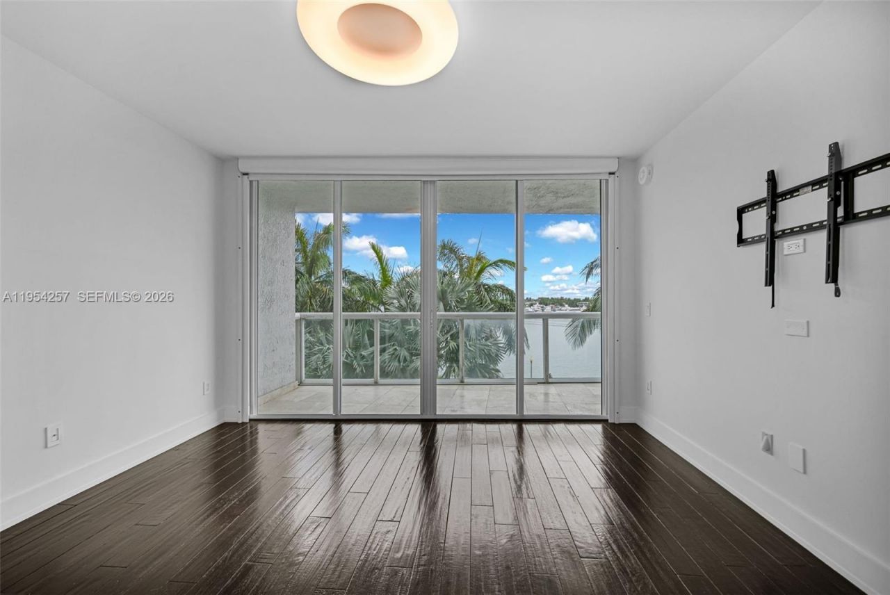 10 Venetian Way, Unit 404, Miami Beach, FL 33139 Photo