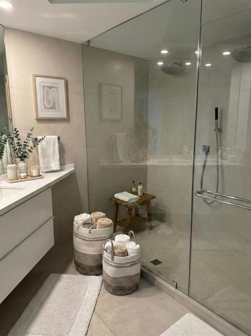 10 Venetian Way, Unit 404, Miami Beach, FL 33139 Photo