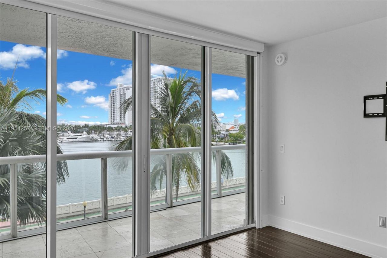 10 Venetian Way, Unit 404, Miami Beach, FL 33139 Photo