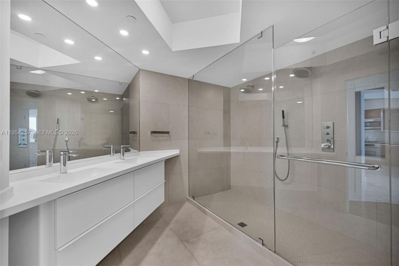 10 Venetian Way, Unit 404, Miami Beach, FL 33139 Photo