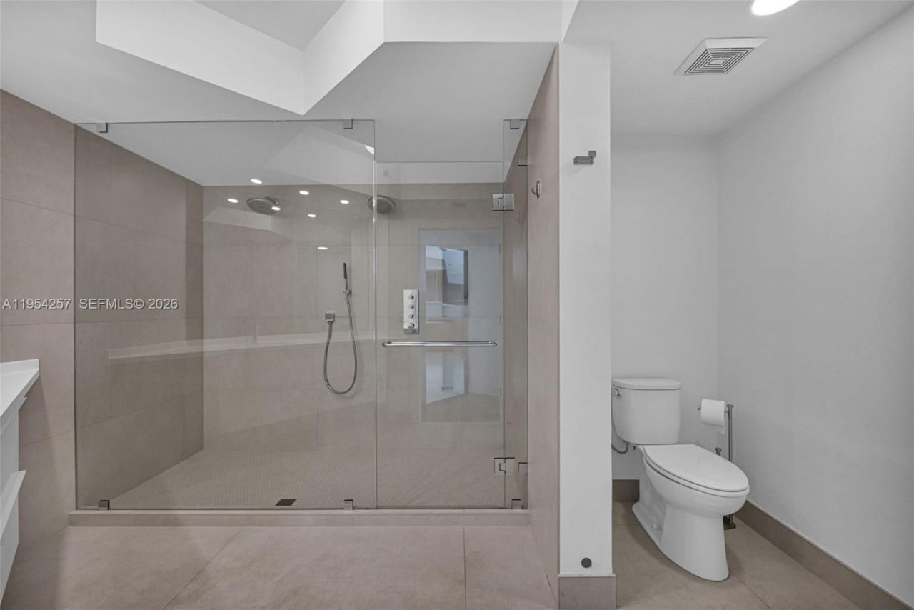 10 Venetian Way, Unit 404, Miami Beach, FL 33139 Photo