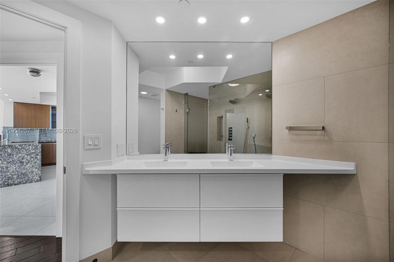 10 Venetian Way, Unit 404, Miami Beach, FL 33139 Photo