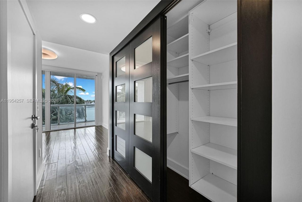 10 Venetian Way, Unit 404, Miami Beach, FL 33139 Photo